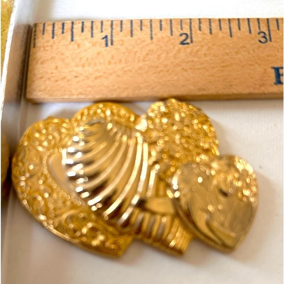 Gold Tone Vintage Cluster Heart Pin - Picture 3 of 3